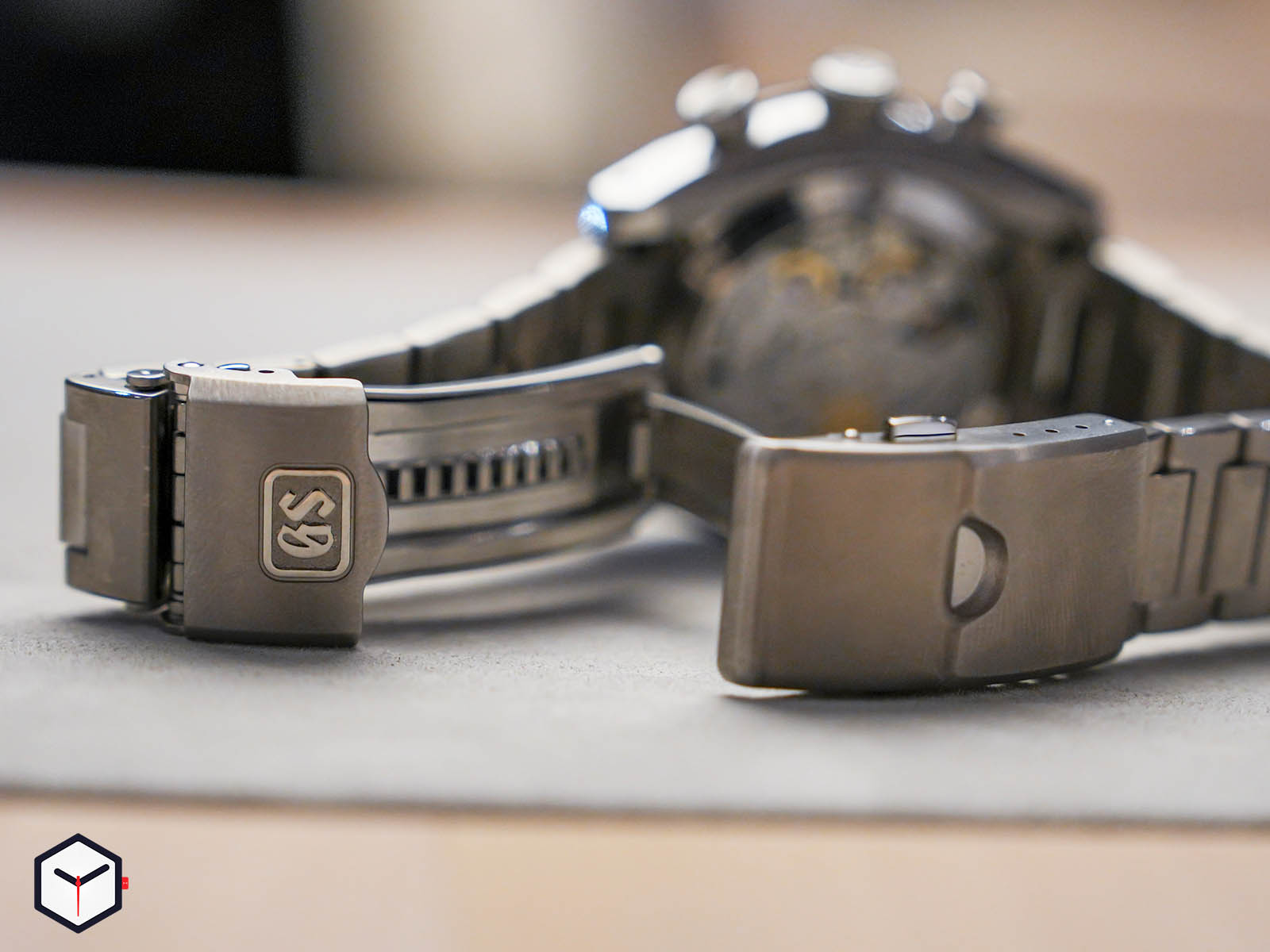 grand-seiko-spring-drive-chronograph-gmt-tokyo-lion-sbgc275-9.jpg