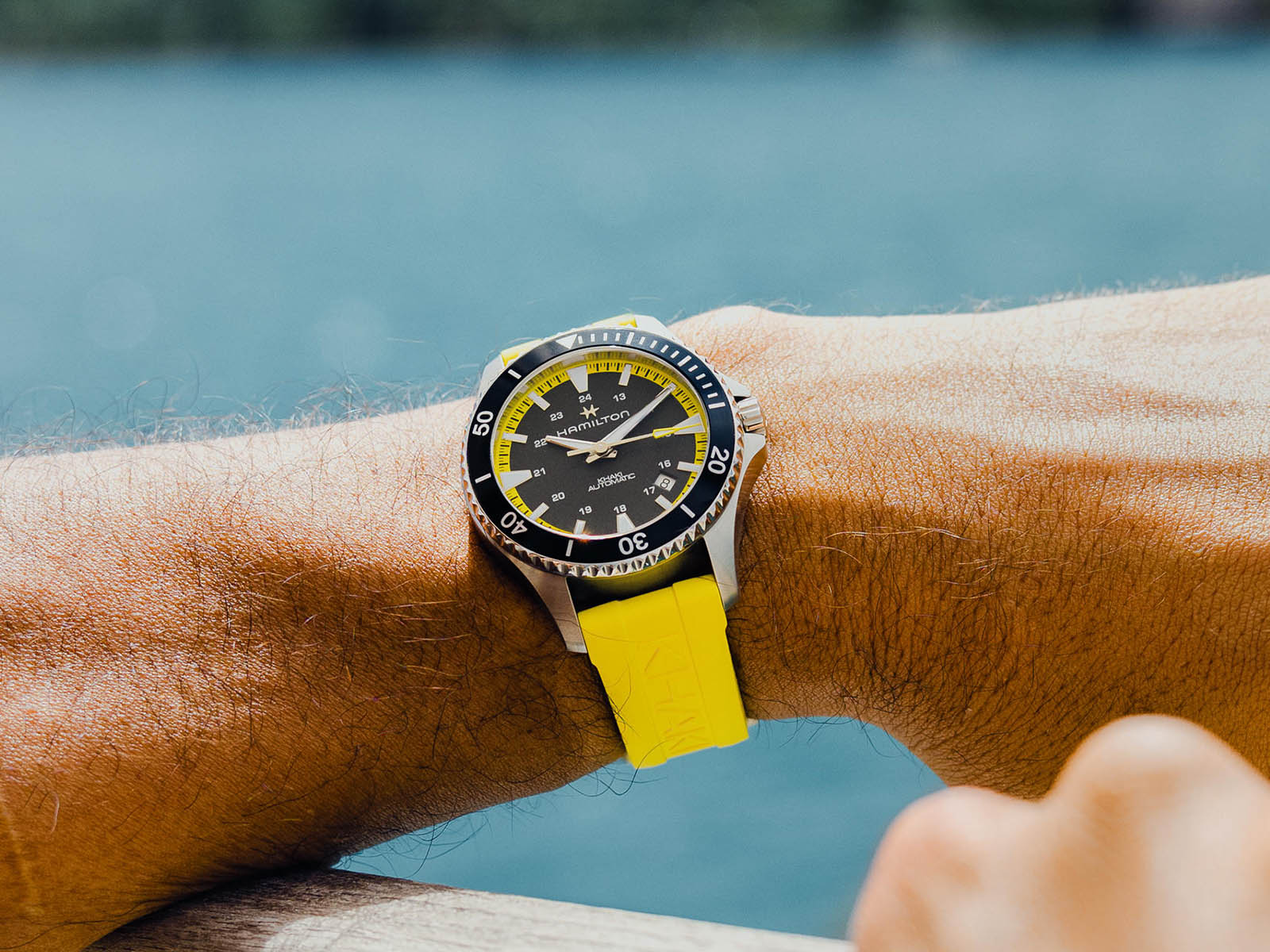hamilton-khaki-navy-scuba-40-mm-bright-dials-4.jpg