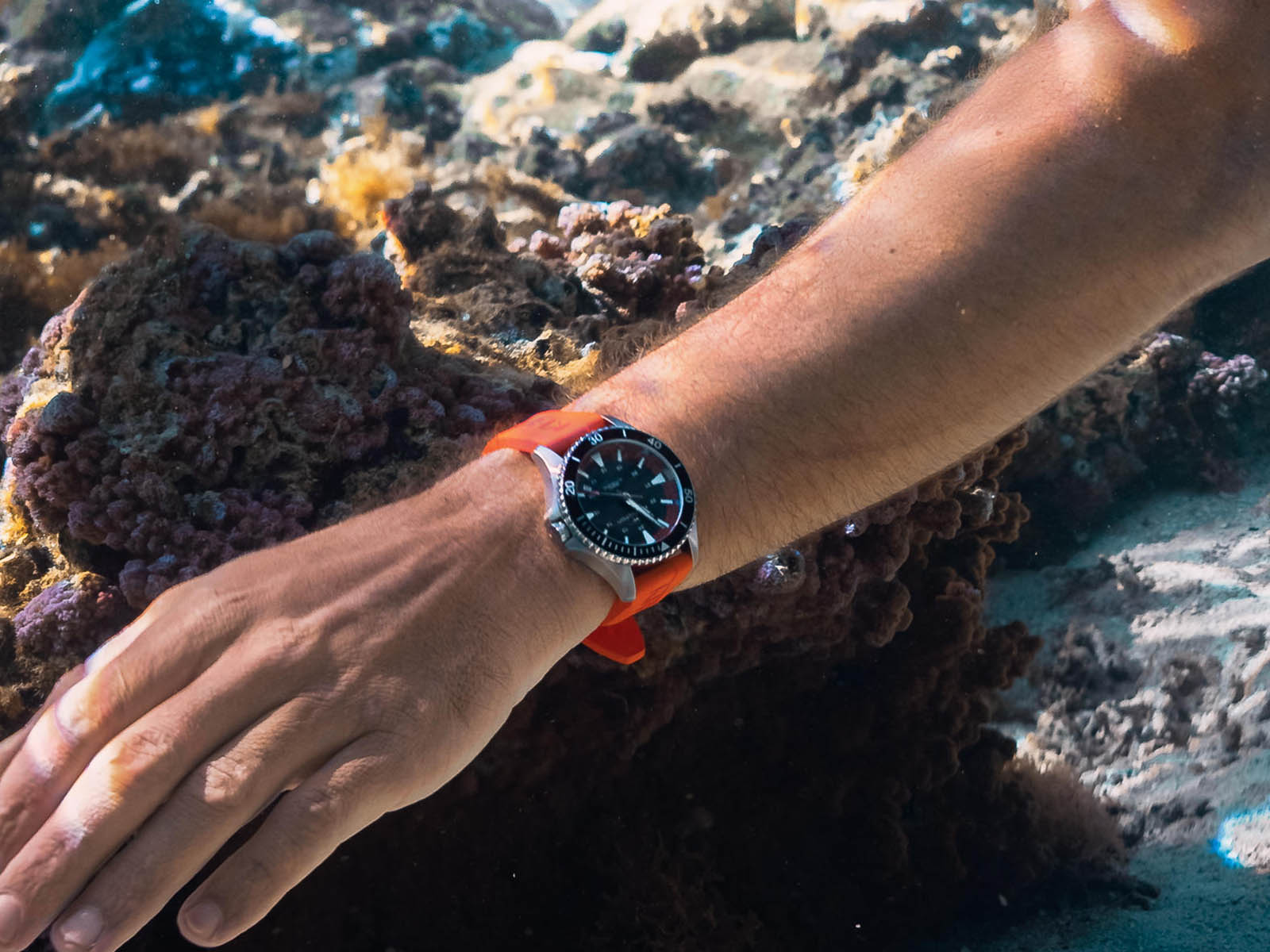 hamilton-khaki-navy-scuba-40-mm-bright-dials-5.jpg