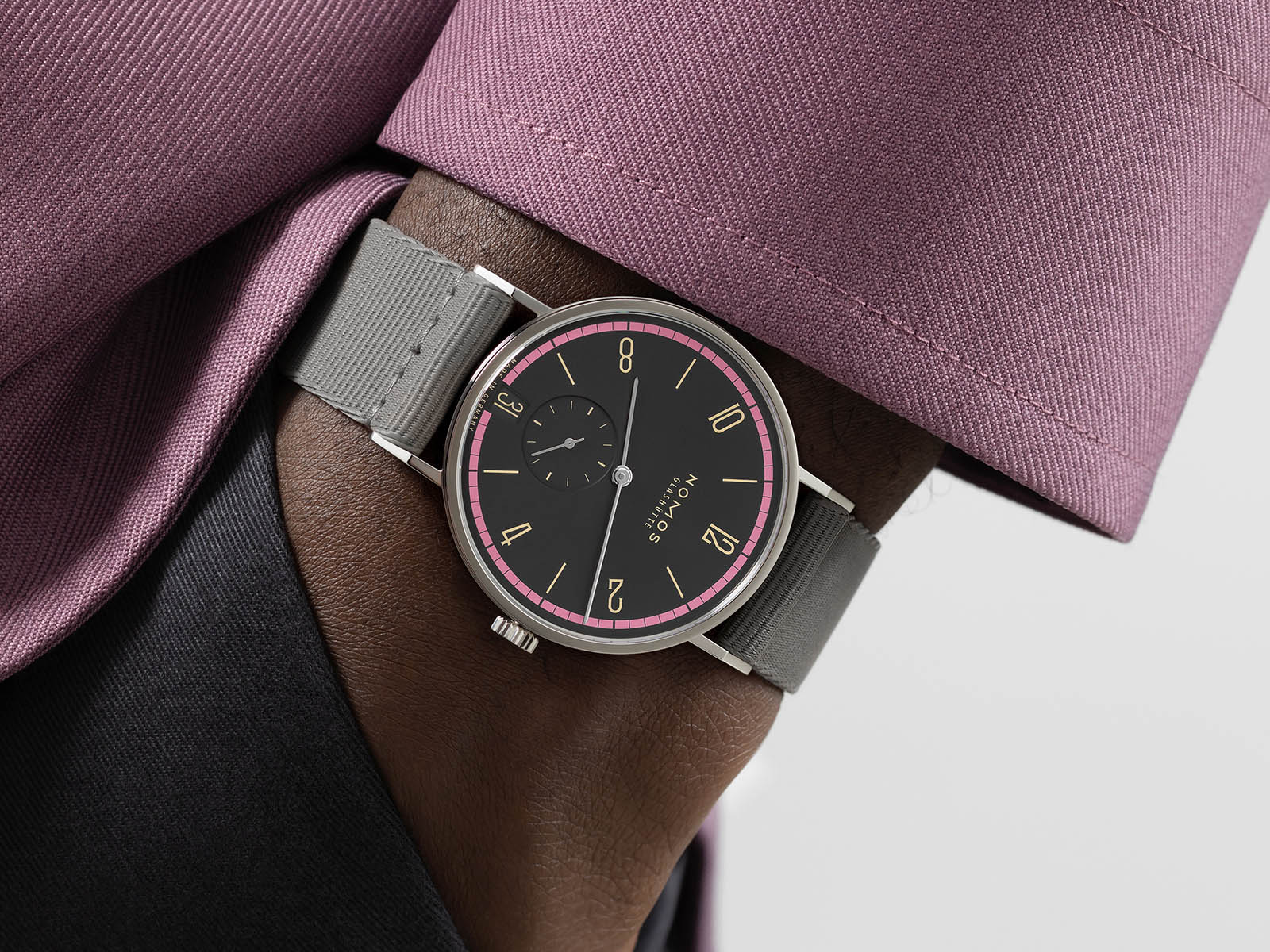 nomos-tangente-38-date-5.jpg