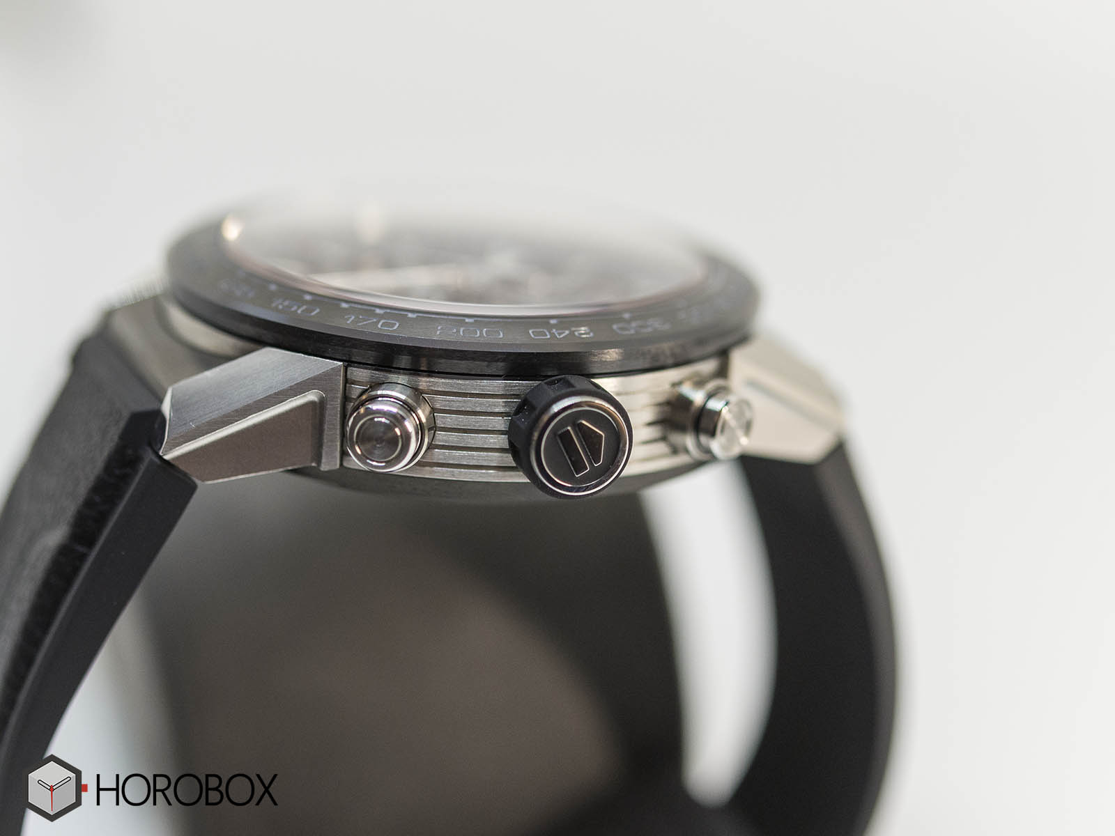 car2a1ab-ft6163-tag-heuer-carrera-heuer-01-aston-martin-5.jpg