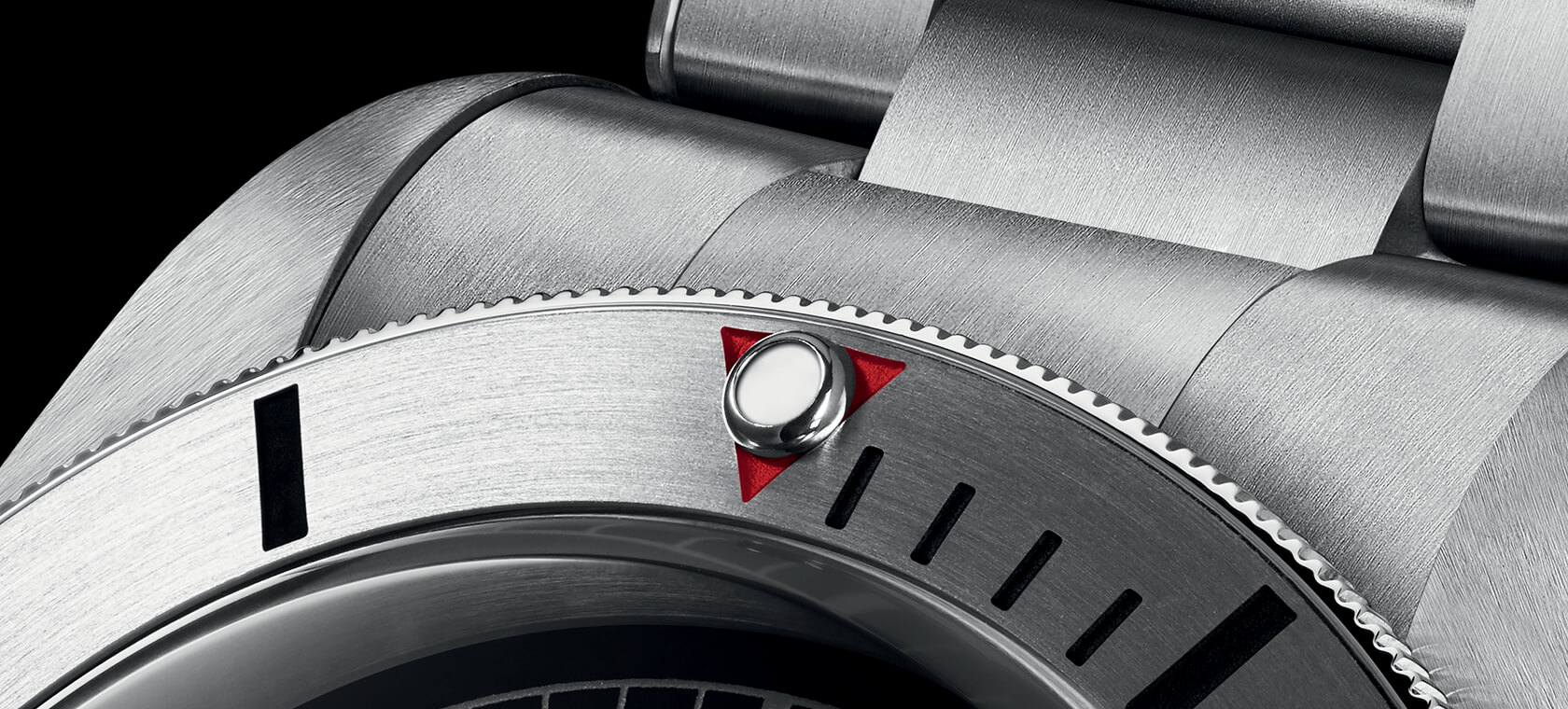 Tudor-Heritage-Black-Bay-Steel-79730-Date-3.jpg