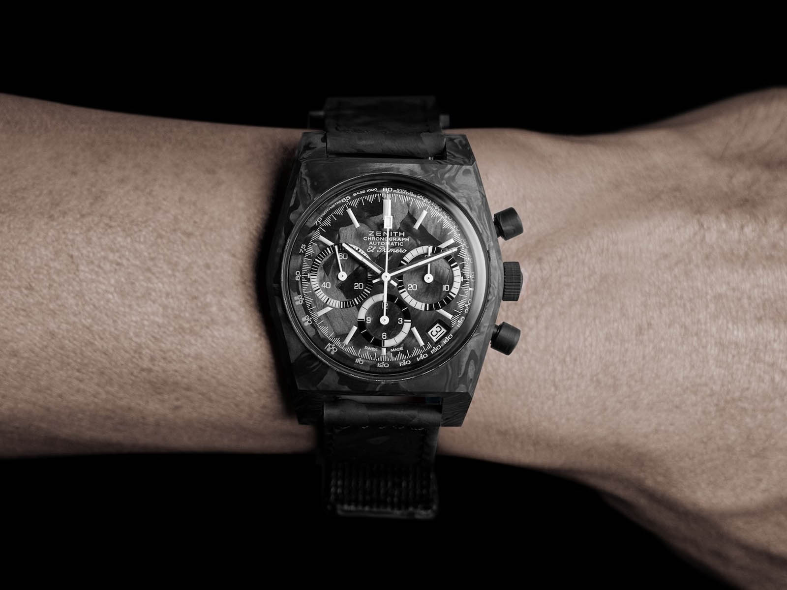 zenith-revolution-chronomaster-revival-cover-girl-carbon-3.jpg