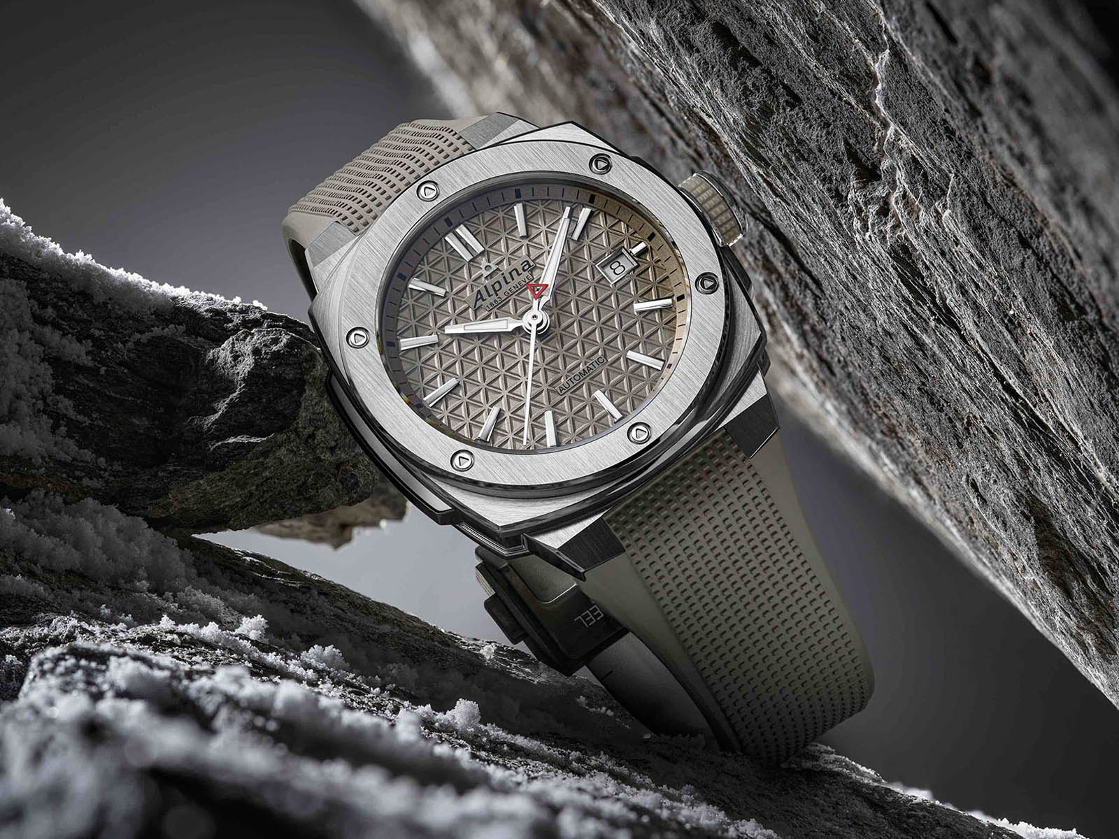 Alpina-Alpiner-Extreme-Automatic-39-mm-2.jpg