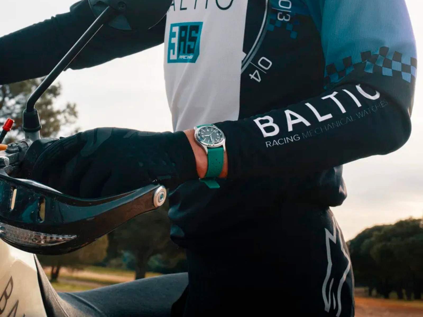 /Cms_Data/Contents/SampleBusiness/Media/Incelemeler/Baltic-Hermetique-Dual-Time-Enduropole-Edition/baltic-hermetique-dual-time-enduropole-edition-5.jpg