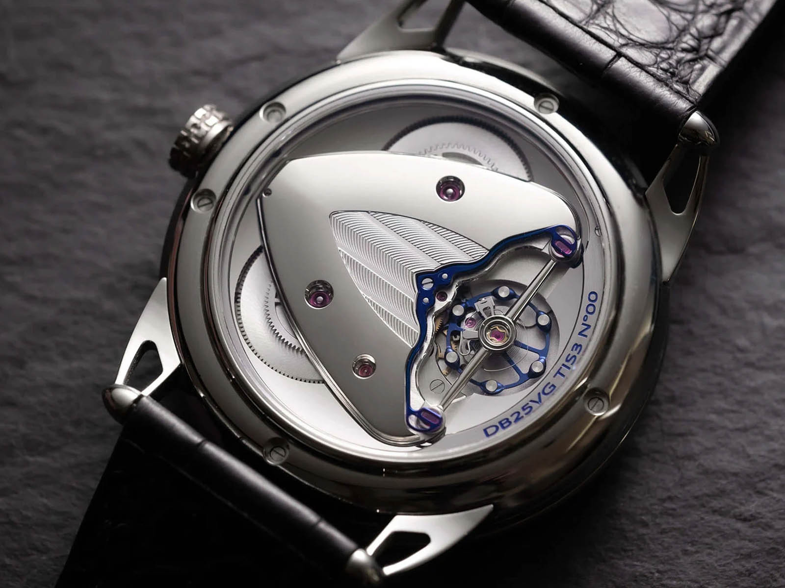 de-bethune-db25gmt-starry-varius-rose-gold-4.jpg