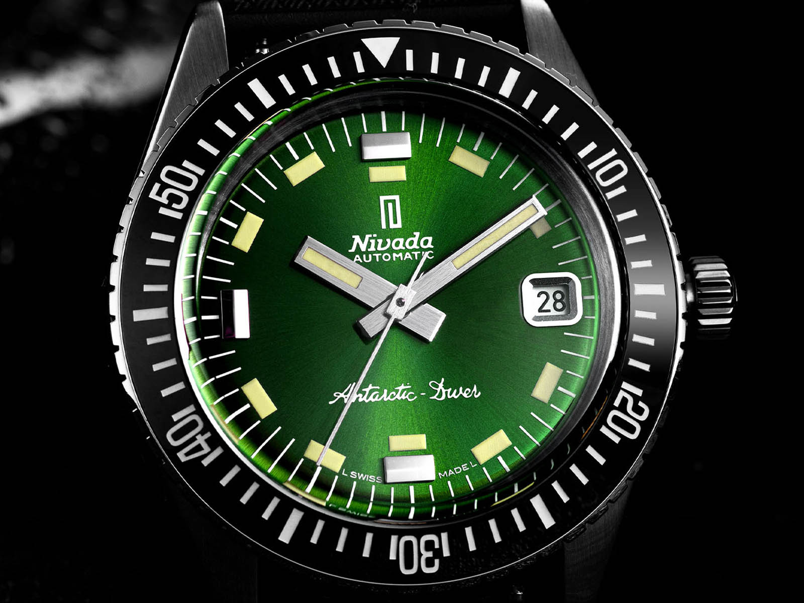 nivada-grenchen-antarctic-diver-green-4.jpg