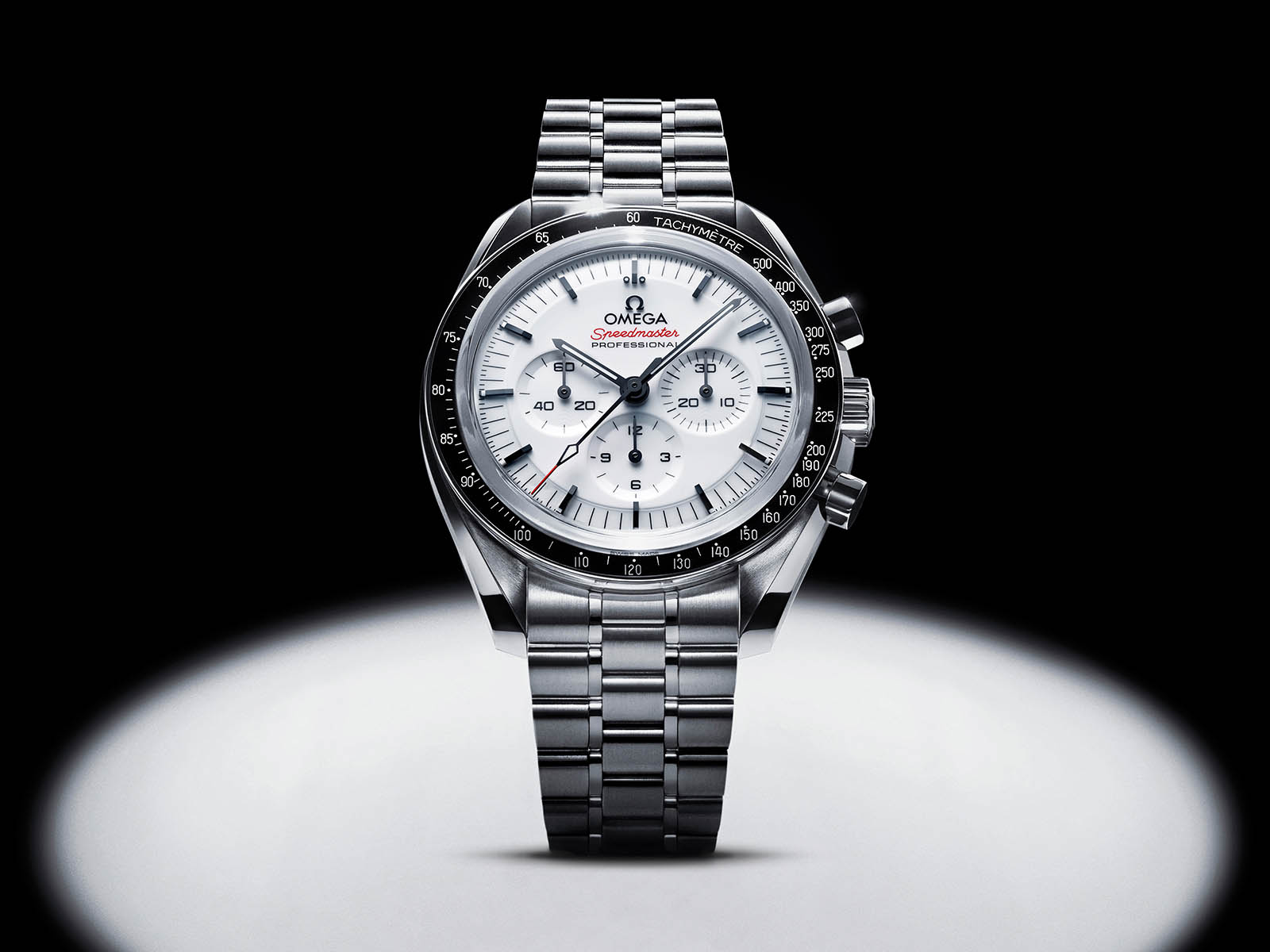 omega-beyaz-kadranli-speedmaster-moonwatch-1.jpg