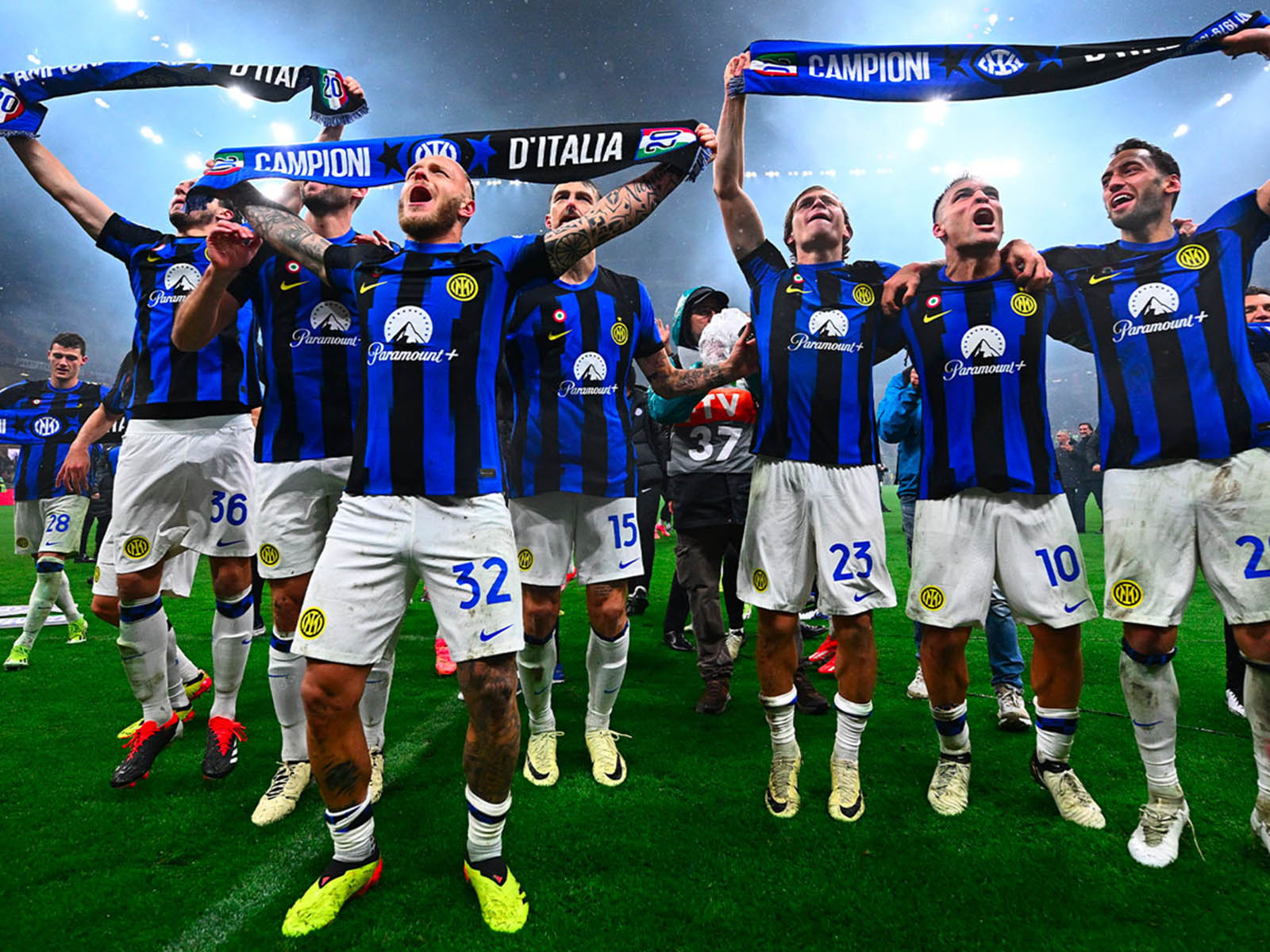tudor-black-bay-58-inter-milan-gradient-blue-2.jpg
